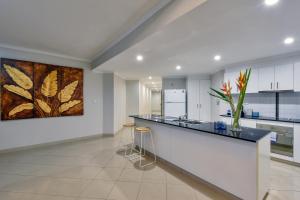 O bucătărie sau chicinetă la Argus Apartments Darwin