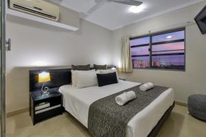 Un pat sau paturi într-o cameră la Argus Apartments Darwin