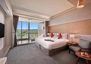 una camera d'albergo con un letto e una grande finestra di Dancewoods Hotel a Wujie Altre 37 foto