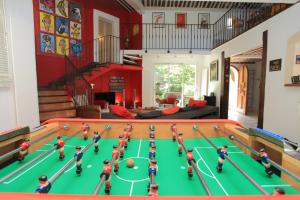 une salle avec un jeu de football sur une table dans l'établissement Charm in Provence, à Saumane-de-Vaucluse