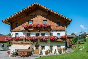 una casa con fiori sul lato di Floachhof a Weerberg