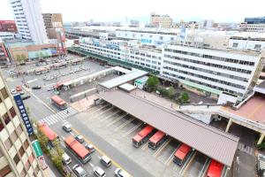 HOTEL GLOBAL VIEW Niigata في نيغاتا: إطلالة علوية على مدينة بها محطة قطار