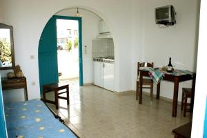 A kitchen or kitchenette at Kolona Studios