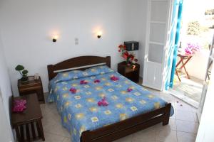 A bed or beds in a room at Kolona Studios