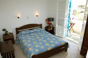 A bed or beds in a room at Kolona Studios