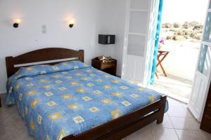 A bed or beds in a room at Kolona Studios
