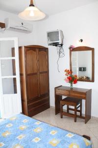 A bed or beds in a room at Kolona Studios