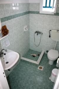 A bathroom at Kolona Studios Még 33 kép