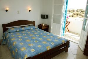 A bed or beds in a room at Kolona Studios