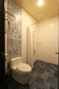 a bathroom with a toilet and a shower at Jing Lai Hui Lan Homestay in Ruisui