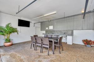 Un televizor și/sau centru de divertisment la Argus Apartments Darwin
