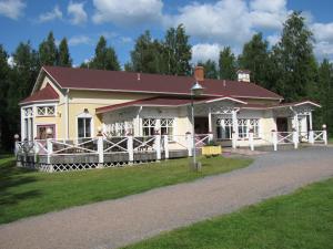 ein großes gelbes Haus mit rotem Dach in der Unterkunft Luontoleirikeskus Lankari in Seinäjoki + 21 Fotos