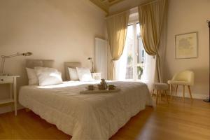 フィレンツェにあるCarmine Apartmentのベッドルーム(大型ベッド1台、窓付)
