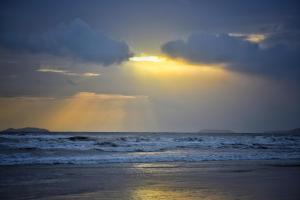 Utorda的住宿－果阿好萊塢星球海灘度假村，日落在海滩上与大海