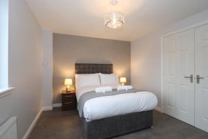 En eller flere senge i et værelse på Dunfermline - Luxury Two Bedroom Apartment - TP