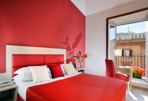 1 dormitorio rojo con 1 cama y pared roja en Hotel Scott House, en Roma