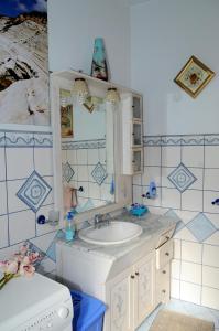 a bathroom with a sink and a mirror at Villa Maddalusa in Agrigento