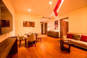 Posezení v ubytování Carnelian Muscat - Airport Hotel + 37 fotografií