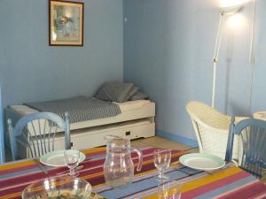 a small room with a bed and a table with glasses at En Dro, Rez-de-jardin à Carnac in Carnac