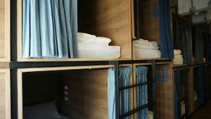 Letto o letti in una camera di Natee Hostel