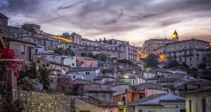 un gruppo di edifici su una collina in una città di B&B Domus Purpurea a Rossano