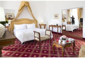 Een bed of bedden in een kamer bij Grande Albergo Internazionale