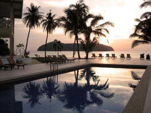 Der Swimmingpool an oder in der Nähe von Frangipani Langkawi Resort