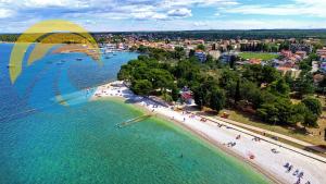 een luchtzicht op een strand met mensen in het water bij House Smiljana 2059 in Vodnjan