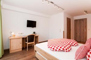 1 dormitorio con 1 cama y escritorio con ordenador en Concordia Apartments, en Bad Wiessee