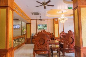 een eetkamer met stoelen en een plafondventilator bij Mai Anh Hotel in Lao Cai