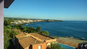 een uitzicht op de oceaan vanuit een gebouw bij Santa Tecla Palace in Acireale