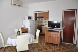 Kuchyňa alebo kuchynka v ubytovaní BM Apartments Rogoznica