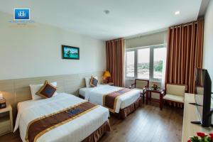 Postel nebo postele na pokoji v ubytování Halong Harbour Hotel