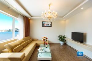TV a/nebo společenská místnost v ubytování Halong Harbour Hotel