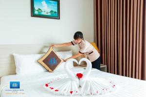 Postel nebo postele na pokoji v ubytování Halong Harbour Hotel
