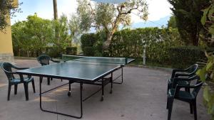 BuccinoにあるCasa Vacanze La Caprignolaの卓球台(椅子3脚付)