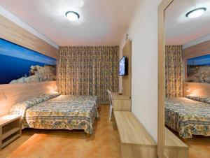 Łóżko lub łóżka w pokoju w obiekcie Hotel Anibal - AB Group