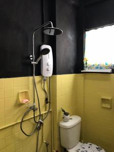 uma casa de banho com um chuveiro e um WC. em Relish The Moment em Malaca