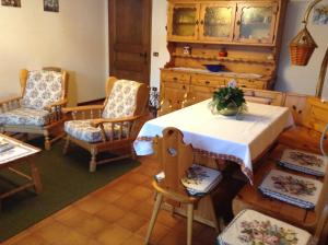 サン・マルティーノ・ディ・カストロッツァにあるAppartamenti Zecchiniのテーブルと椅子、テーブルと椅子が備わる客室です。