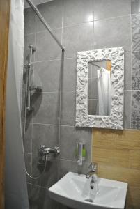 Et badeværelse på Mini Hotel on Demiivska