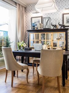 een eetkamer met een tafel en een laptop. bij La Malandrina - Apartments & Suites in Taormina
