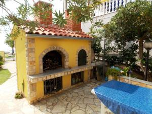 a model of a house with a blue table at Apartment house Inga in Vir