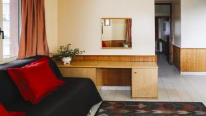 salon z lustrem i kanapą w obiekcie Hotel Piñupe w mieście Lekeitio