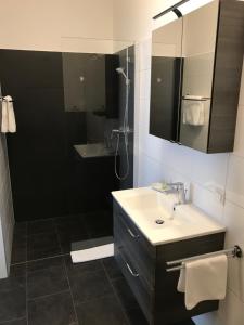 Kylpyhuone majoituspaikassa Hotel Bellini