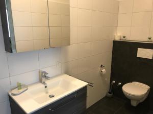 Koupelna v ubytování Hotel Bellini + 16 fotografií