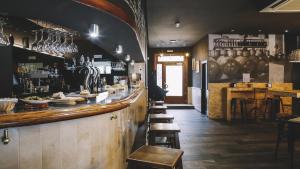 bar z rzędem stołków w restauracji w obiekcie Hotel Piñupe w mieście Lekeitio