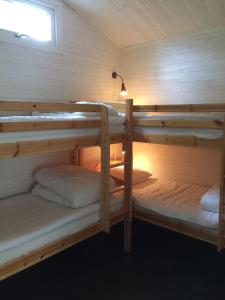 Divstāvu gulta vai divstāvu gultas numurā naktsmītnē Eksjö Camping & Konferens