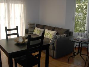 - un salon avec un canapé et une table dans l'établissement Buganvilla 203, à Pedreguer