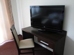 A television and/or entertainment centre at Hotel Cynamon
