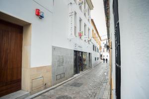 un vicolo vuoto con una persona che cammina per la strada di Algo Diferente Apartamentos a Cordoba